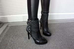 Mustaa nahkaa ja farkkua