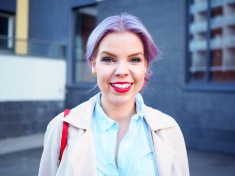 Paloauton punaista ja pastelliviolettia