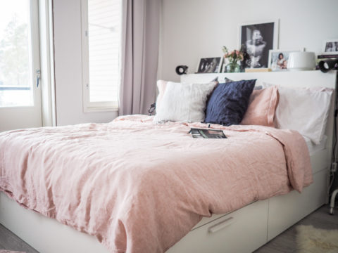 Lempiväriä makuuhuoneeseen – vaaleanpunaisissa lakanoissa
