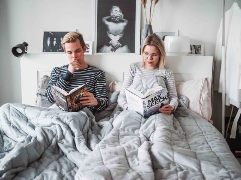 Nukkuminen painopeiton kanssa