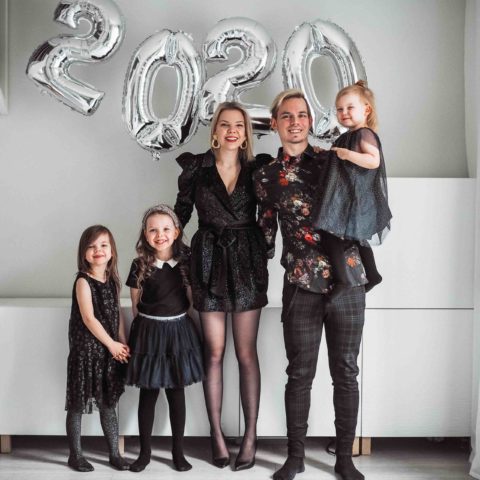 Ilotulituksia kansalaistorilla ja leffan katselua villakalsareissa