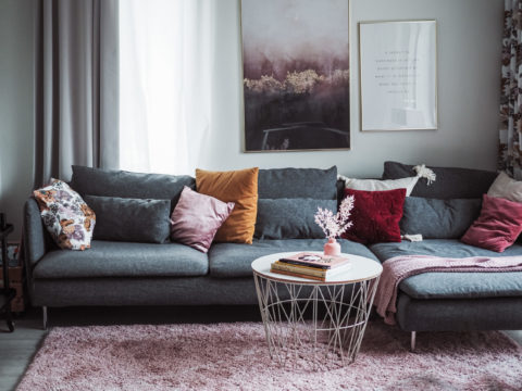 Heipat vaaleanpunaiselle sohvalle