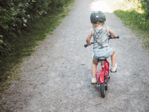 3-vuotias ajaa polkupyörällä ilman apurattaita