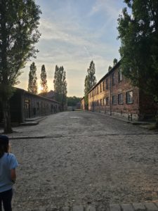 Vierailu Auschwitz-Birkenaun keskitysleirimuseossa lasten kanssa