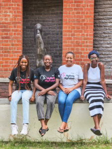 Tyttöjen ja tasa-arvon puolella